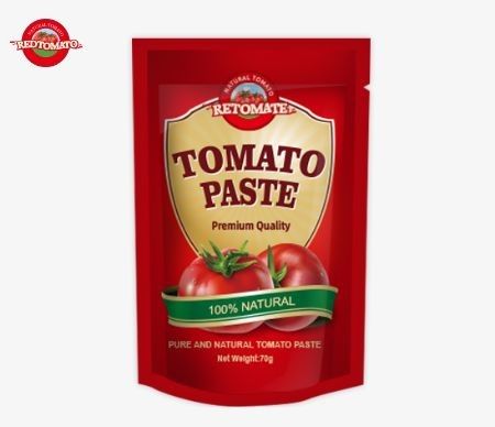 Sacchetti di pasta di pomodori di prima qualità a doppia concentrazione, disponibili sia in piattaforma che in pianta, con un peso di 70 g ciascuno