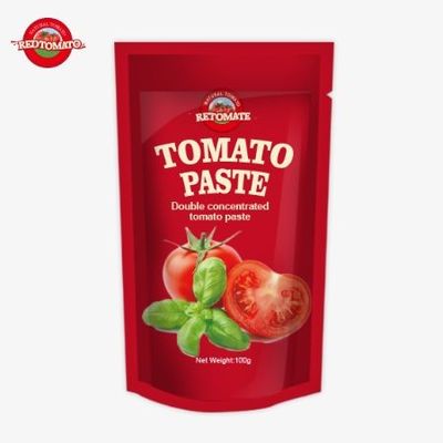 La pasta di pomodoro al 100% di purezza è confezionata in una bustina da 100 grammi